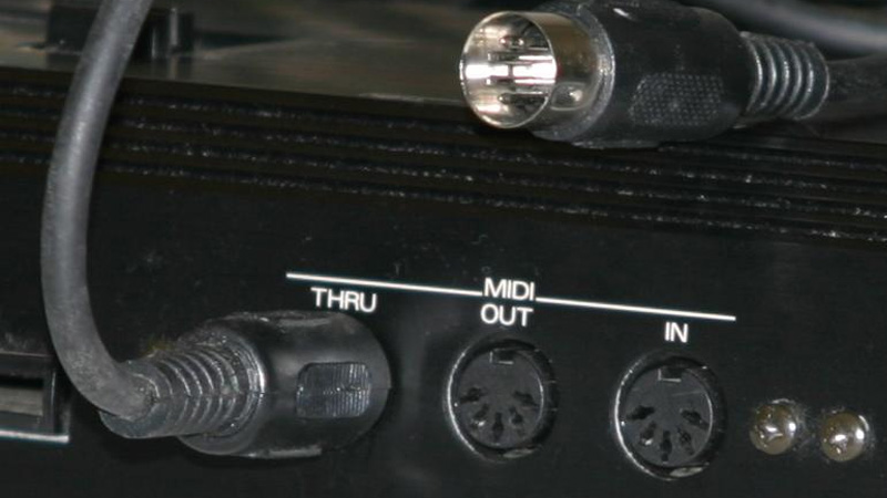 Ba cổng v&agrave; một d&acirc;y của MIDI